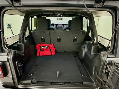 Used 2021 Jeep Wrangler Sport S image 30