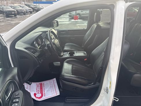 Used 2019 Dodge Grand Caravan SXT w/ Blacktop Package image 11