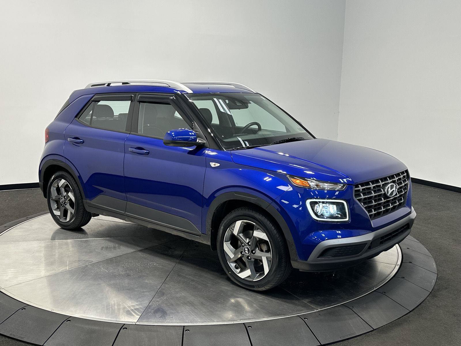 Used 2022 Hyundai Venue Limited FWD image 2