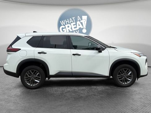 Used 2024 Nissan Rogue S AWD/4WD image 2