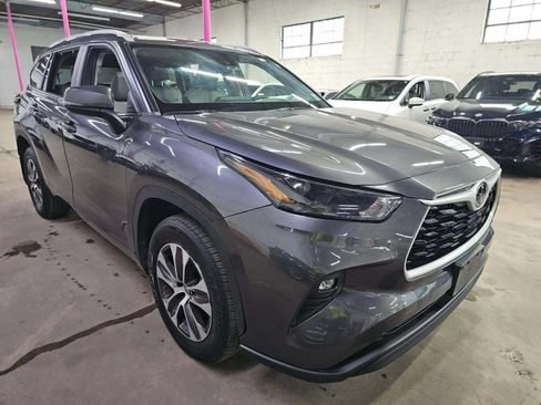 Used 2023 Toyota Highlander XLE AWD/4WD image 4