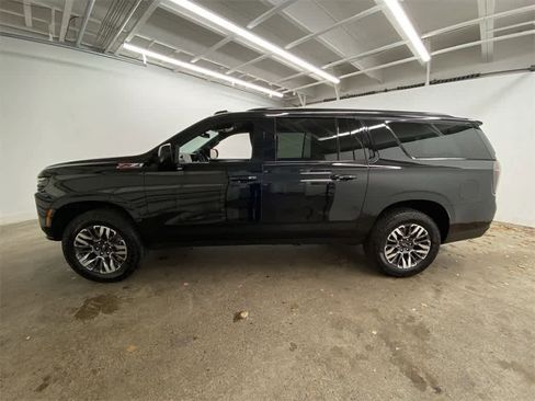 Used 2025 Chevrolet Suburban Z71 image 3