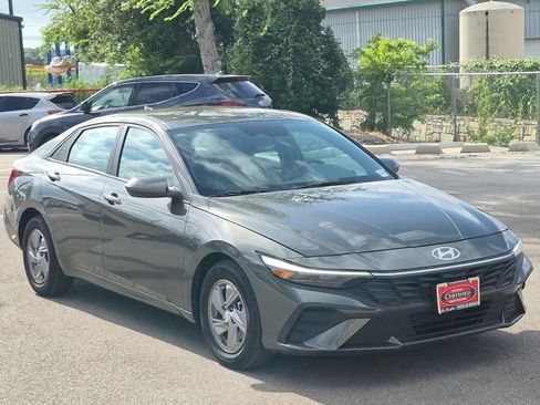 Used 2025 Hyundai Elantra SE FWD image 7