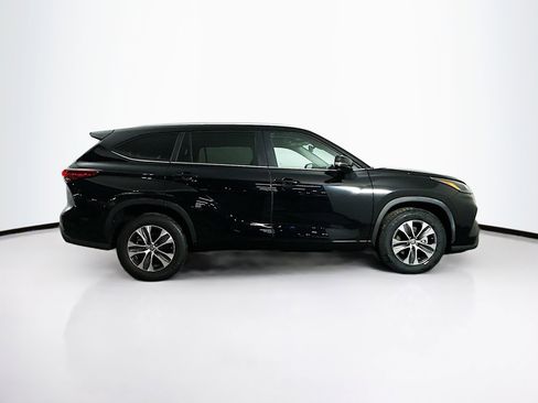 Used 2023 Toyota Highlander XLE image 10