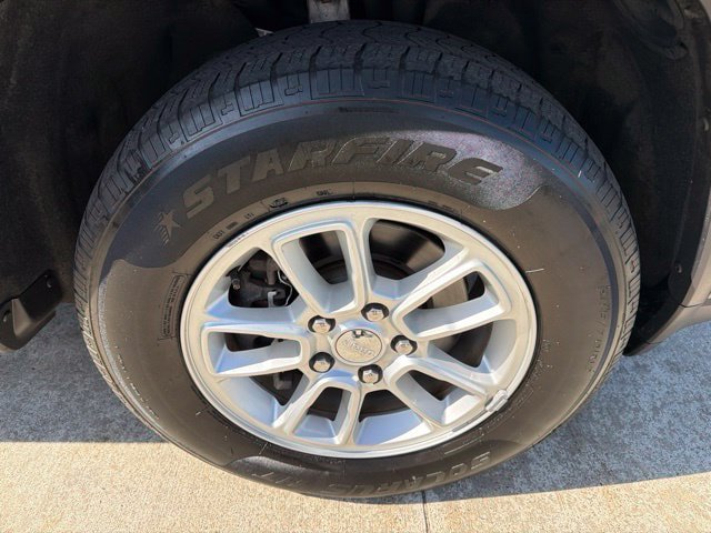 Certified 2020 Jeep Grand Cherokee Laredo AWD/4WD image 8