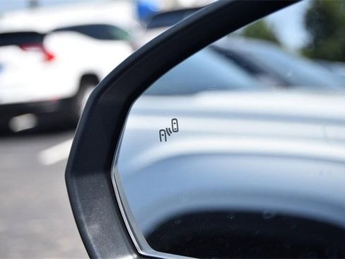 New 2025 Volkswagen Taos SE image 9