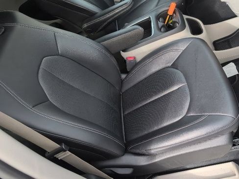 Used 2024 Chrysler Pacifica Touring-L FWD image 10