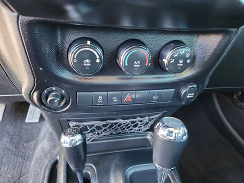 Used 2017 Jeep Wrangler Rubicon w/ Power Convenience Group image 12