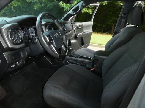 Used 2019 Toyota Tacoma TRD Sport AWD/4WD image 4