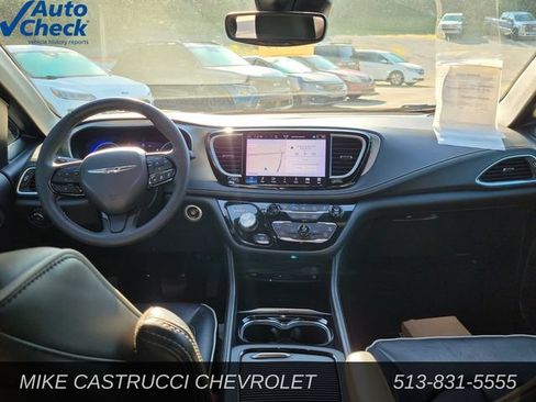 Used 2024 Chrysler Pacifica Limited w/ Uconnect Theater Family Group FWD image 10