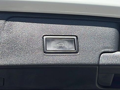 Used 2024 Volkswagen Atlas Cross Sport SE image 17