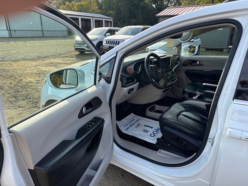 Used 2017 Chrysler Pacifica Touring-L w/ Tire & Wheel Group image 10