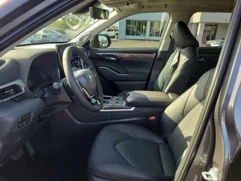 New 2025 Toyota Highlander Platinum image 19