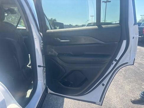 Used 2023 Jeep Grand Cherokee Laredo AWD/4WD image 23