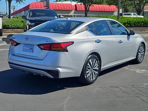 Used 2024 Nissan Altima 2.5 SV FWD image 6