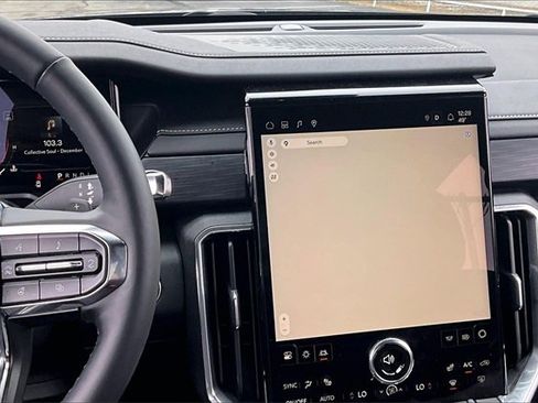 Used 2025 GMC Acadia Elevation image 9