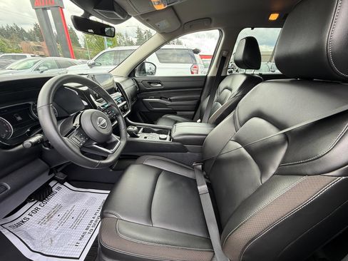 Used 2025 Nissan Pathfinder SL AWD/4WD image 5