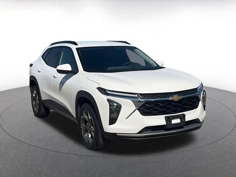 Used 2025 Chevrolet Trax LT w/ LT Convenience Package FWD image 2