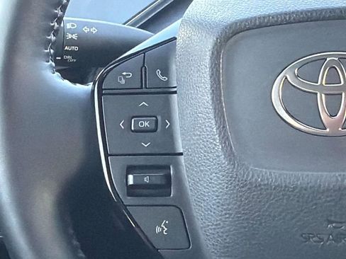 Used 2025 Toyota Prius XLE FWD image 11