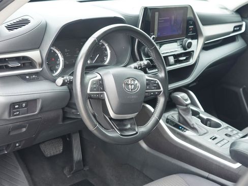 Used 2023 Toyota Highlander LE AWD/4WD image 9