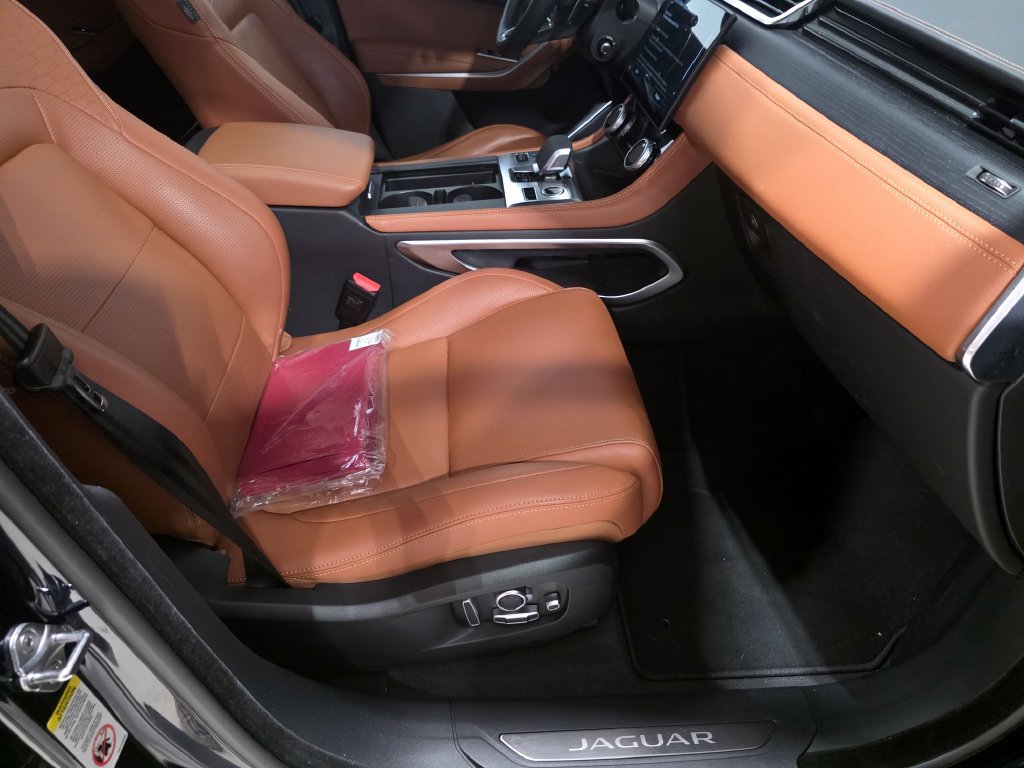 Certified 2025 Jaguar F-PACE R-Dynamic S AWD/4WD image 16