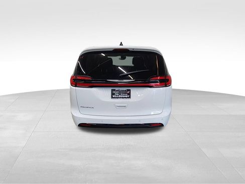Used 2024 Chrysler Pacifica Touring-L FWD image 7