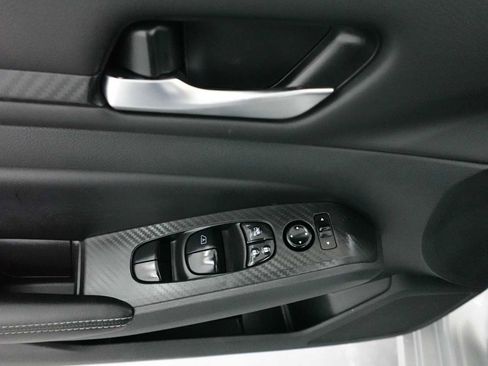 Used 2024 Nissan Altima 2.5 SV image 11