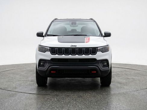 Used 2025 Jeep Compass Trailhawk AWD/4WD image 2