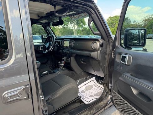 Used 2018 Jeep Wrangler Unlimited Sahara image 30