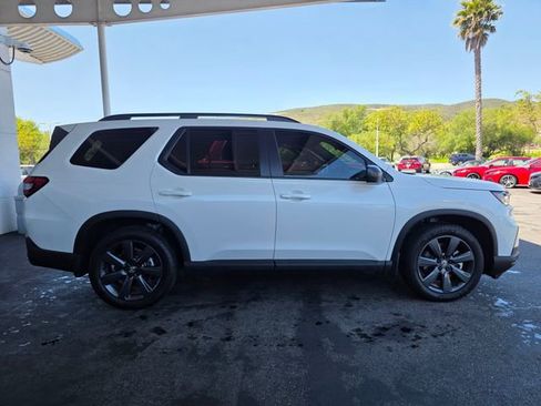 Used 2025 Honda Pilot Sport image 9