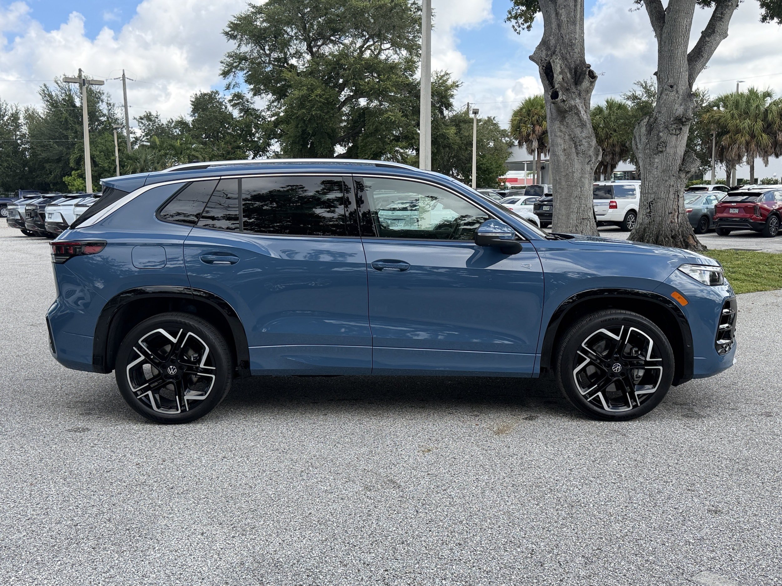 New 2026 Volkswagen Tiguan SEL R-Line AWD/4WD image 8