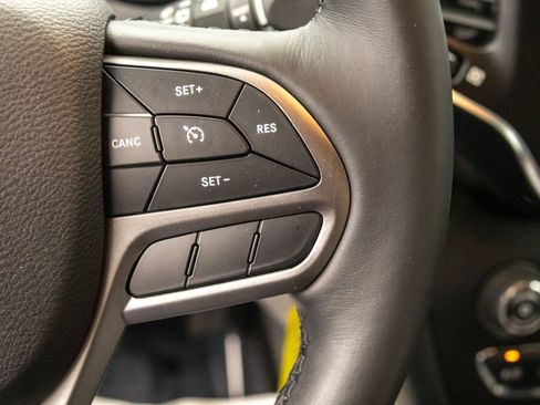 Used 2019 Jeep Cherokee Latitude w/ Cold Weather Group AWD/4WD image 22