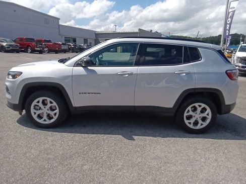 Used 2024 Jeep Compass Latitude AWD/4WD image 6