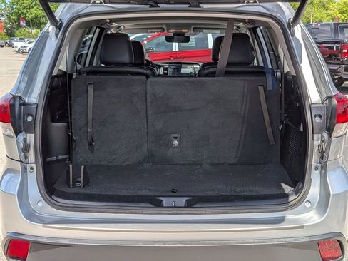 Used 2018 Toyota Highlander SE FWD image 26