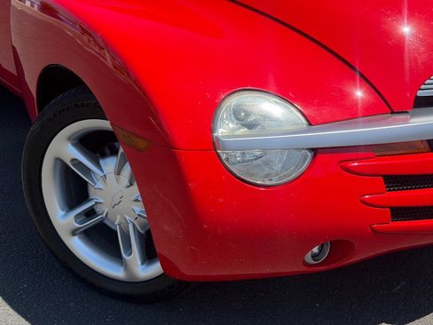 Used 2003 Chevrolet SSR w/ Preferred Equipment Group RWD image 3
