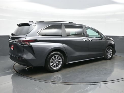 Used 2025 Toyota Sienna XLE FWD image 6