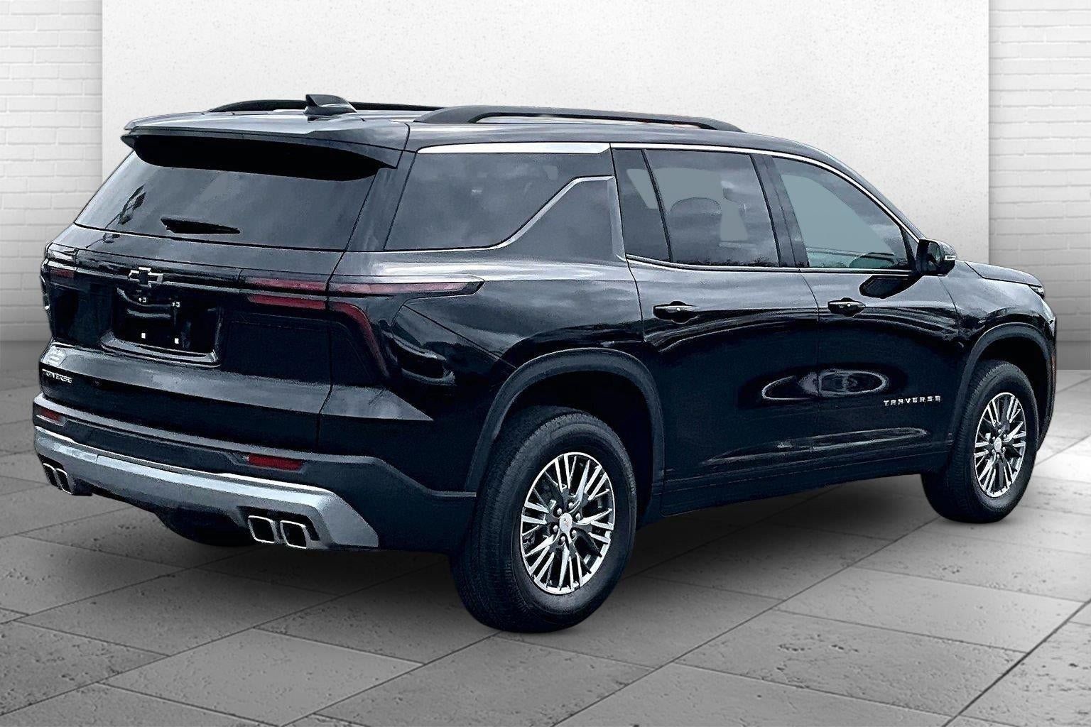 Used 2025 Chevrolet Traverse LT w/ Driver Confidence Package FWD image 13