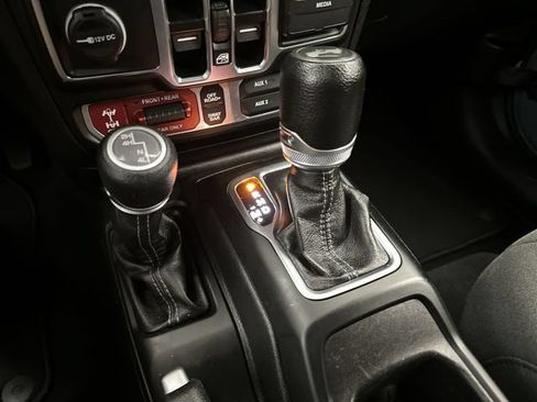 Used 2024 Jeep Wrangler Unlimited Rubicon AWD/4WD image 23