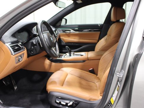 Used 2020 BMW 750i xDrive w/ Executive Package AWD/4WD image 3