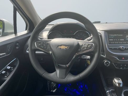 Used 2017 Chevrolet Cruze LT FWD image 12