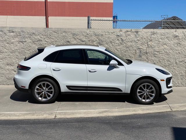 Certified 2025 Porsche Macan AWD/4WD image 8