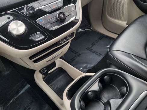 Used 2023 Chrysler Pacifica Touring-L image 21