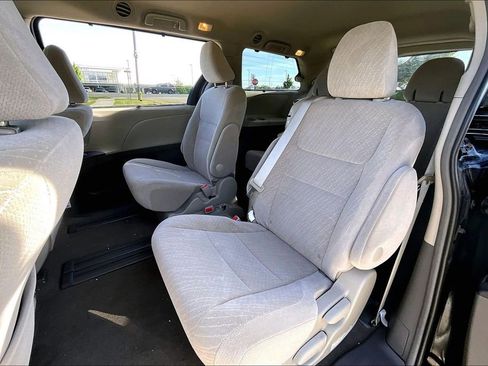 Used 2017 Toyota Sienna LE FWD image 31