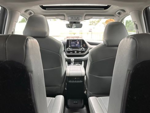 Used 2022 Toyota Highlander XLE AWD/4WD image 31