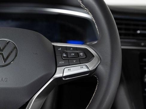 Used 2023 Volkswagen Tiguan SE image 32