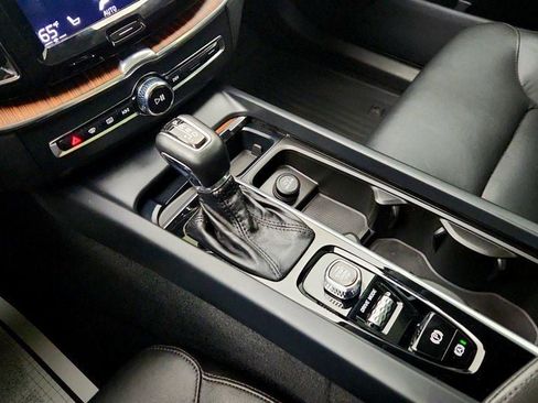 Used 2019 Volvo XC60 T5 Momentum w/ Multimedia Package image 17