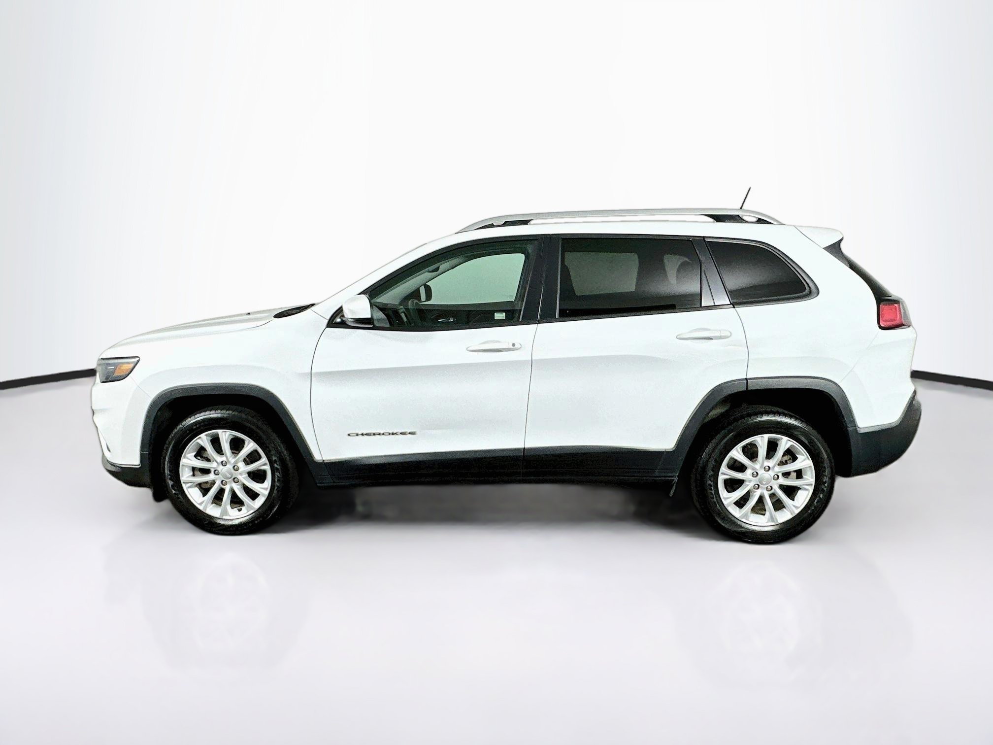Used 2021 Jeep Cherokee Latitude w/ Mopar Interior Package FWD image 4