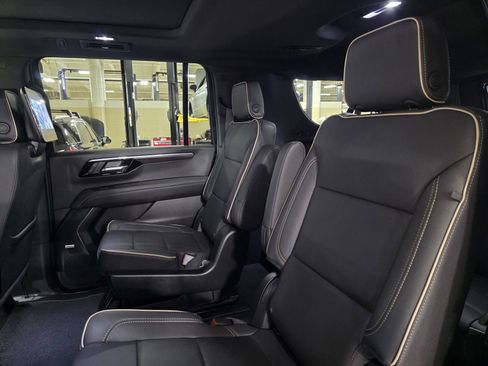 Used 2025 Chevrolet Suburban Premier image 16