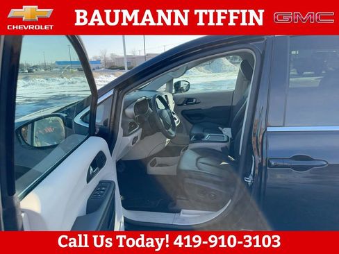 Used 2024 Chrysler Pacifica Touring-L image 16