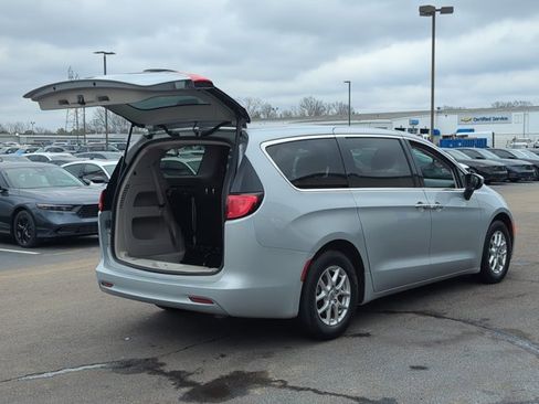 Used 2023 Chrysler Voyager LX image 5